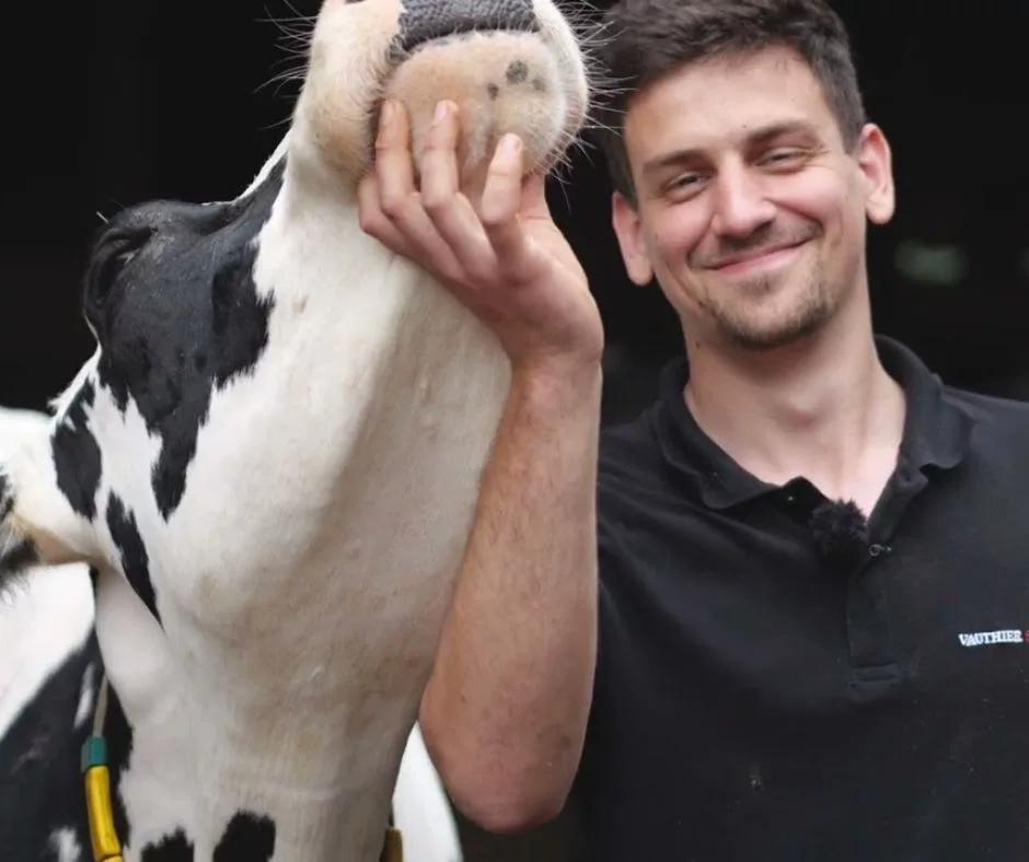 Lire la suite à propos de l’article 🐄🌽 SEMIS DIRECT + VISITE EXPLOITATION de PLC avec 2 ROBOTS DELAVAL ! 🔵